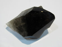 Laden Sie das Bild in den Galerie-Viewer, Rauchquarz Morion Bergkristall Spitze 8cm Alpin Val Lugnez Graubünden, Schweiz