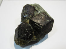 Laden Sie das Bild in den Galerie-Viewer, Granat Almandin Stufe mit 3 großen Kristallen Glimmerschiefer Ötztal Steiermark, Österreich