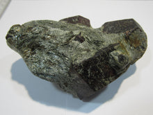 Laden Sie das Bild in den Galerie-Viewer, Granat Almandin Stufe mit 3 großen Kristallen Glimmerschiefer Ötztal Steiermark, Österreich