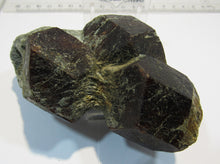 Laden Sie das Bild in den Galerie-Viewer, Granat Almandin Stufe mit 3 großen Kristallen Glimmerschiefer Ötztal Steiermark, Österreich