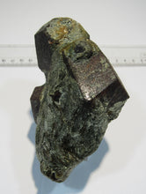 Laden Sie das Bild in den Galerie-Viewer, Granat Almandin Stufe mit 3 großen Kristallen Glimmerschiefer Ötztal Steiermark, Österreich