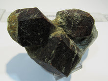Laden Sie das Bild in den Galerie-Viewer, Granat Almandin Stufe mit 3 großen Kristallen Glimmerschiefer Ötztal Steiermark, Österreich
