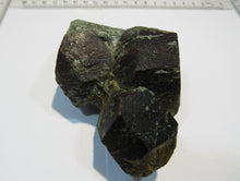 Laden Sie das Bild in den Galerie-Viewer, Granat Almandin Stufe mit 3 großen Kristallen Glimmerschiefer Ötztal Steiermark, Österreich