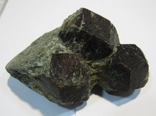 Laden Sie das Bild in den Galerie-Viewer, Granat Almandin Stufe mit 3 großen Kristallen Glimmerschiefer Ötztal Steiermark, Österreich