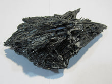 Laden Sie das Bild in den Galerie-Viewer, Antimonit top Kristallstufe metallischer Glanz 11cm Baia Sprie, Rumänien