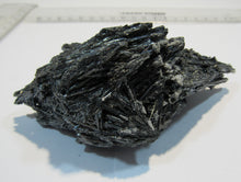 Laden Sie das Bild in den Galerie-Viewer, Antimonit top Kristallstufe metallischer Glanz 11cm Baia Sprie, Rumänien