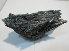 Laden Sie das Bild in den Galerie-Viewer, Antimonit top Kristallstufe metallischer Glanz 11cm Baia Sprie, Rumänien