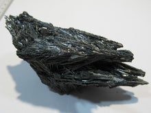 Laden Sie das Bild in den Galerie-Viewer, Antimonit top Kristallstufe metallischer Glanz 11cm Baia Sprie, Rumänien