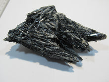 Laden Sie das Bild in den Galerie-Viewer, Antimonit top Kristallstufe metallischer Glanz 11cm Baia Sprie, Rumänien