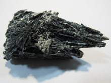 Laden Sie das Bild in den Galerie-Viewer, Antimonit top Kristallstufe metallischer Glanz 11cm Baia Sprie, Rumänien