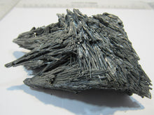 Laden Sie das Bild in den Galerie-Viewer, Antimonit top Kristallstufe metallischer Glanz 11cm Baia Sprie, Rumänien