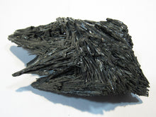Laden Sie das Bild in den Galerie-Viewer, Antimonit top Kristallstufe metallischer Glanz 11cm Baia Sprie, Rumänien
