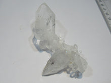 Laden Sie das Bild in den Galerie-Viewer, Bergkristall klar feiner Fadenquarz 8cm Sedrun Cavradischlucht Graubünden, Schweiz