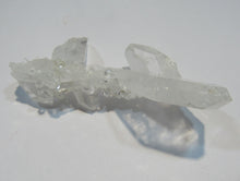 Laden Sie das Bild in den Galerie-Viewer, Bergkristall klar feiner Fadenquarz 8cm Sedrun Cavradischlucht Graubünden, Schweiz