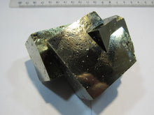 Laden Sie das Bild in den Galerie-Viewer, Pyrit Würfel XL 3 Kristalle verschachtelt 700g La Rioja Navajun, Spanien