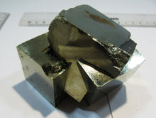 Laden Sie das Bild in den Galerie-Viewer, Pyrit Würfel XL 3 Kristalle verschachtelt 700g La Rioja Navajun, Spanien