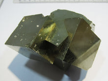 Laden Sie das Bild in den Galerie-Viewer, Pyrit Würfel XL 3 Kristalle verschachtelt 700g La Rioja Navajun, Spanien