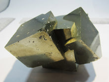 Laden Sie das Bild in den Galerie-Viewer, Pyrit Würfel XL 3 Kristalle verschachtelt 700g La Rioja Navajun, Spanien