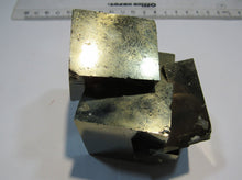 Laden Sie das Bild in den Galerie-Viewer, Pyrit Würfel XL 3 Kristalle verschachtelt 700g La Rioja Navajun, Spanien