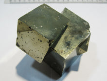 Laden Sie das Bild in den Galerie-Viewer, Pyrit Würfel XL 3 Kristalle verschachtelt 700g La Rioja Navajun, Spanien
