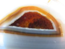 Laden Sie das Bild in den Galerie-Viewer, Achat halbe Geode Quarz Druse geschnitten poliert 660g feine Strukturen, Brasilien