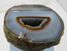 Laden Sie das Bild in den Galerie-Viewer, Achat halbe Geode Quarz Druse geschnitten poliert 660g feine Strukturen, Brasilien