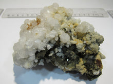 Laden Sie das Bild in den Galerie-Viewer, Calcit auf Quarz Pyrit Würfel und Zinkblende 780g Baia Sprie Capnic, Rumänien