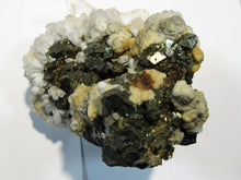 Laden Sie das Bild in den Galerie-Viewer, Calcit auf Quarz Pyrit Würfel und Zinkblende 780g Baia Sprie Capnic, Rumänien