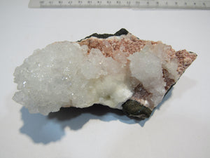 Apophyllit auf Chalcedon Kristallstufe mit Matrix 10cm Tekkan Trapp, Indien