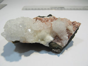 Apophyllit auf Chalcedon Kristallstufe mit Matrix 10cm Tekkan Trapp, Indien