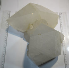 Laden Sie das Bild in den Galerie-Viewer, Bergkristall XL milchig 2 große Spitzen 26cm 8Kg Minas Gerais, Brasilien