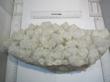 Laden Sie das Bild in den Galerie-Viewer, Bergkristall XL große Stufe Milchquarz 37cm 7200g Itremo Massiv, Madagaskar