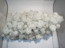 Laden Sie das Bild in den Galerie-Viewer, Bergkristall XL große Stufe Milchquarz 37cm 7200g Itremo Massiv, Madagaskar