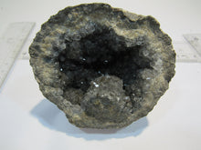 Laden Sie das Bild in den Galerie-Viewer, Rauchquarz Achat Druse halbe geknackte Geode 9cm Tizi n Tichka, Mexiko