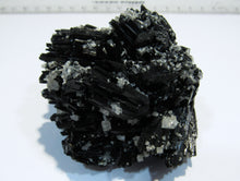 Laden Sie das Bild in den Galerie-Viewer, Turmalin Glanz Schörl tief schwarzer Schwimmer UV aktiv Calcit rot 8cm Erongo, Namibia