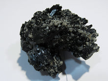 Laden Sie das Bild in den Galerie-Viewer, Turmalin Glanz Schörl tief schwarzer Schwimmer UV aktiv Calcit rot 8cm Erongo, Namibia