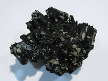 Laden Sie das Bild in den Galerie-Viewer, Turmalin Glanz Schörl tief schwarzer Schwimmer UV aktiv Calcit rot 8cm Erongo, Namibia