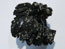 Laden Sie das Bild in den Galerie-Viewer, Turmalin Glanz Schörl tief schwarzer Schwimmer UV aktiv Calcit rot 8cm Erongo, Namibia