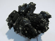 Laden Sie das Bild in den Galerie-Viewer, Turmalin Glanz Schörl tief schwarzer Schwimmer UV aktiv Calcit rot 8cm Erongo, Namibia