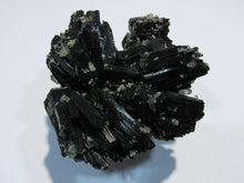 Laden Sie das Bild in den Galerie-Viewer, Turmalin Glanz Schörl tief schwarzer Schwimmer UV aktiv Calcit rot 8cm Erongo, Namibia