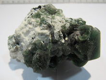 Laden Sie das Bild in den Galerie-Viewer, Fluorit grüne Oktaeder auf Kalkmergel Matrix 8cm Erongo, Namibia