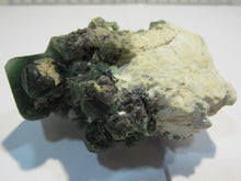 Laden Sie das Bild in den Galerie-Viewer, Fluorit grüne Oktaeder auf Kalkmergel Matrix 8cm Erongo, Namibia