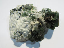 Laden Sie das Bild in den Galerie-Viewer, Fluorit grüne Oktaeder auf Kalkmergel Matrix 8cm Erongo, Namibia