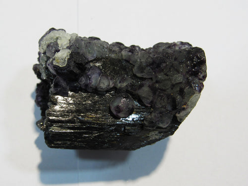 Turmalin Schörl Kristall mit violett grünem Fluorit bewachsen Eongo, Namibia