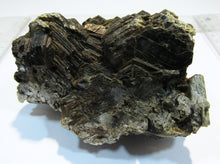 Laden Sie das Bild in den Galerie-Viewer, Diopsid xx auf Glimmer Muskovit xx rundum 11cm Ihosy, Madagaskar