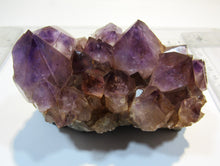 Laden Sie das Bild in den Galerie-Viewer, Amethyst feines Drusenstück tief violett 10cm Artigas Mine, Uruguay