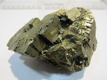 Laden Sie das Bild in den Galerie-Viewer, Pyrit massiv Würfel Kristallstufe 8cm 276g Rio Marina Elba, Italien