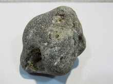 Laden Sie das Bild in den Galerie-Viewer, Klapperstein laut grauer Flint Hohlstein +Schwamm Kreide 134g Normandie, Frankreich