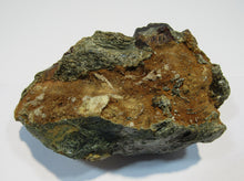 Laden Sie das Bild in den Galerie-Viewer, Granat Almandin Stufe dunkel rote Kristalle Glimmermatrix Zillertal Nord-Tirol, Österreich