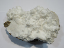 Laden Sie das Bild in den Galerie-Viewer, Aragonit schneeweiß Eisenblüte Stufe 14cm Erzberg Steiermark, Österreich
